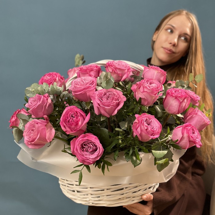 31 пионовидная роза Куинс Краун в корзине